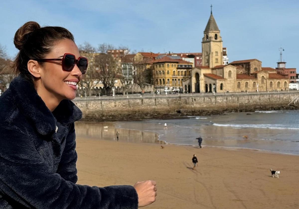 Lara Álvarez disfruta de las vistas de la playa de San Lorenzo.