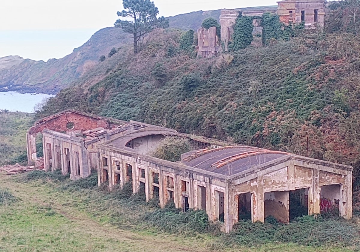 El tejado de la primera nave desde la izquierda es lo último que se ha desprendido..