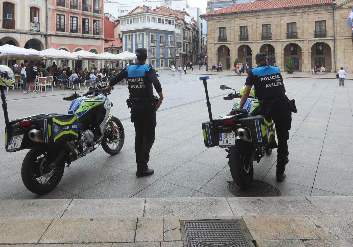 Dos agentes de la Policía Local de Avilés en la plaza de España.