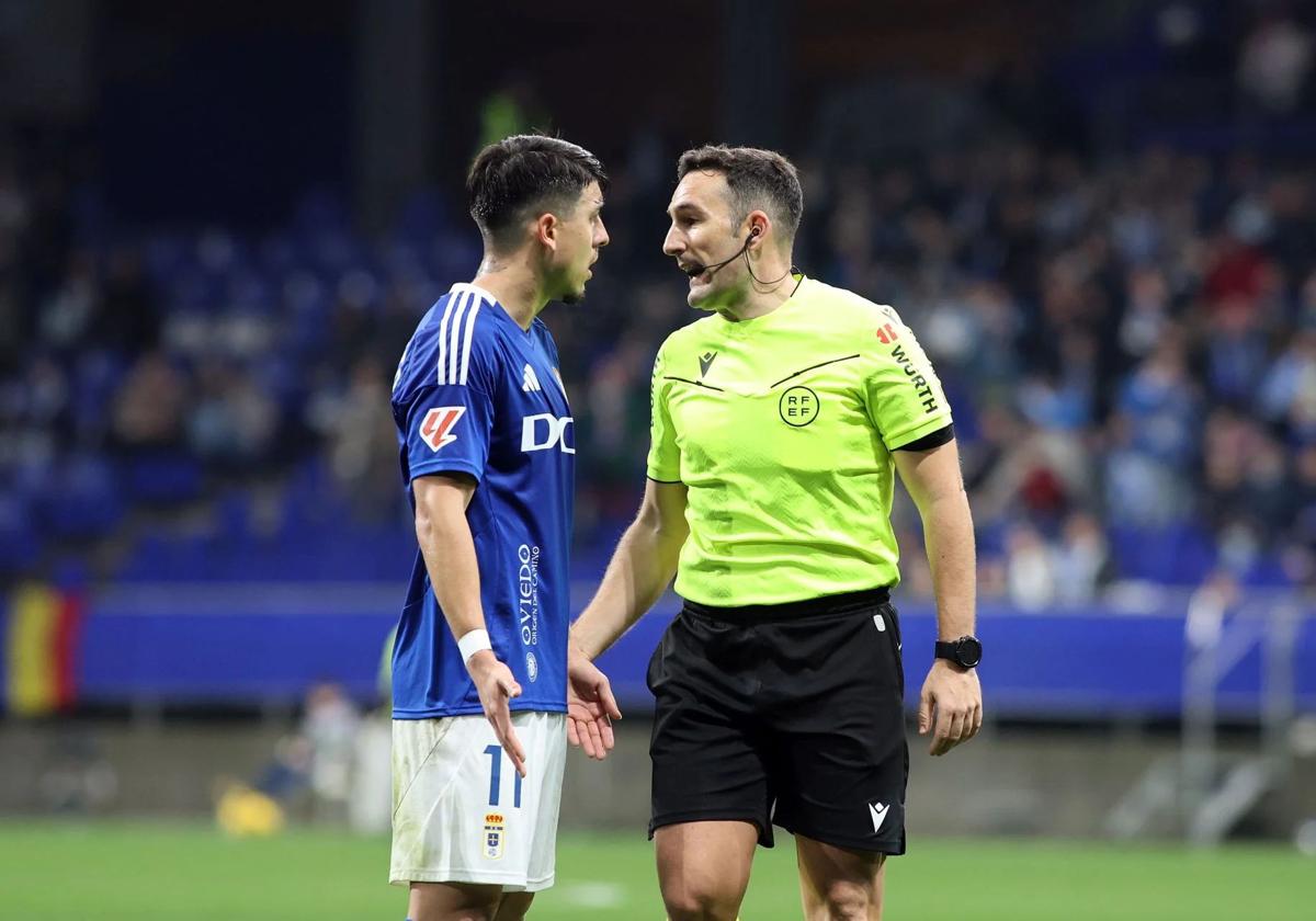 Colombatto protesta al árbitro durante el encuentro entre el Real Oviedo y el Eldense.