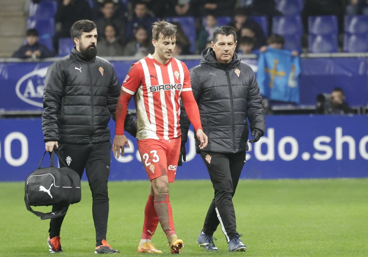 El defensa canario Eric Curbelo, retirándose del césped en el derbi asturiano Real Oviedo - Sporting de Gijón tras sufrir un pinchazo.