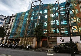 Fachada del edificio de Melquiades Álvarez 13 y 15 en Oviedo.