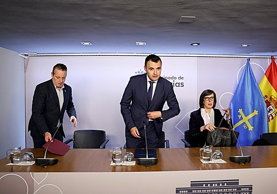 Marcelino Marcos Líndez, Guillermo Peláez y Nieves Roqueñí, ayer, durante una rueda de prensa en la sede de Presidencia.