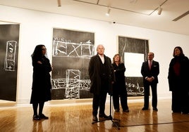 Vanessa Gutiérrez, Miquel Molins, Montse Corominas, Pablo Junceda y Mar Arza, delante de los impresionantes grabados de Tàpies.