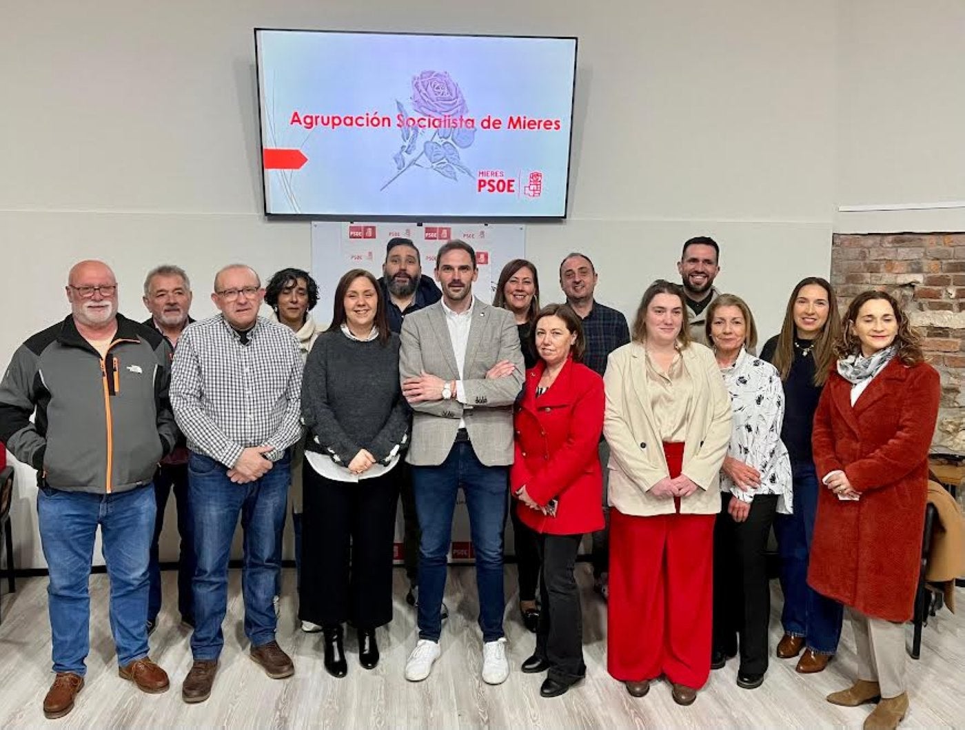 Alejandro Fernández, en el centro, con la agrupación del PSOE de Mieres.