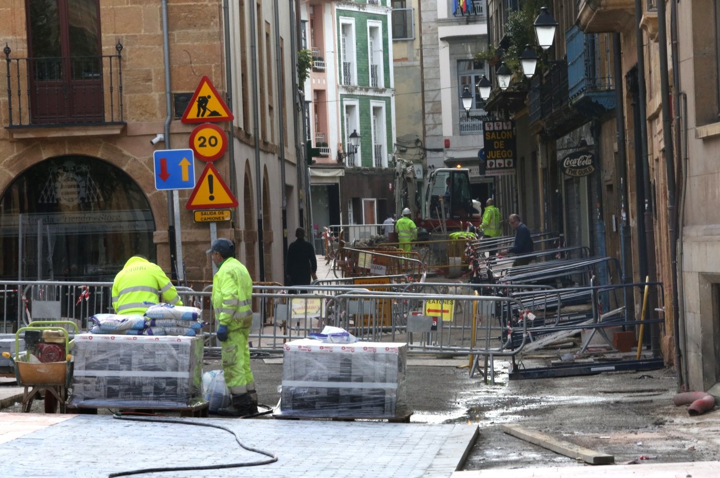 Los trabajos de peatonalización, en la calle Pozos de Oviedo.