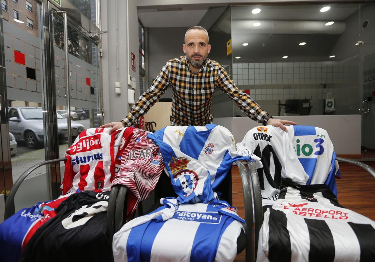 Omar, con las camisetas de casi todos los equipos en los que jugó, a excepción de Marino y Praviano.