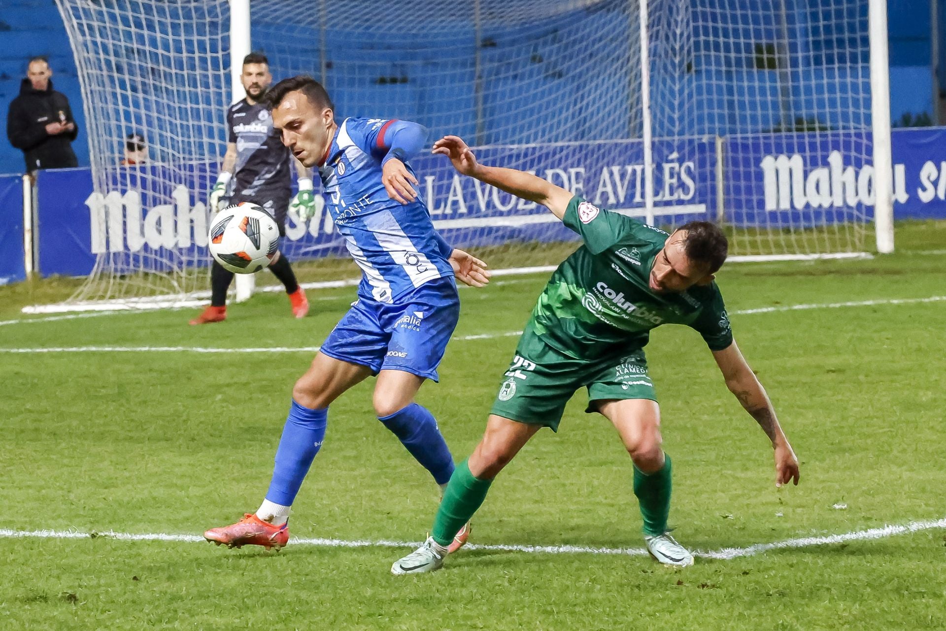 Luis Valcarce, con la camiseta del Real Avilés frente al Arenteiro.