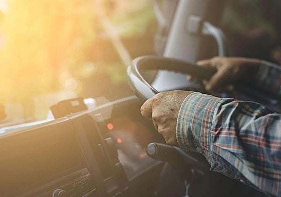 Herido grave tras caer con su tractor por un desnivel de 60 metros en Amieva