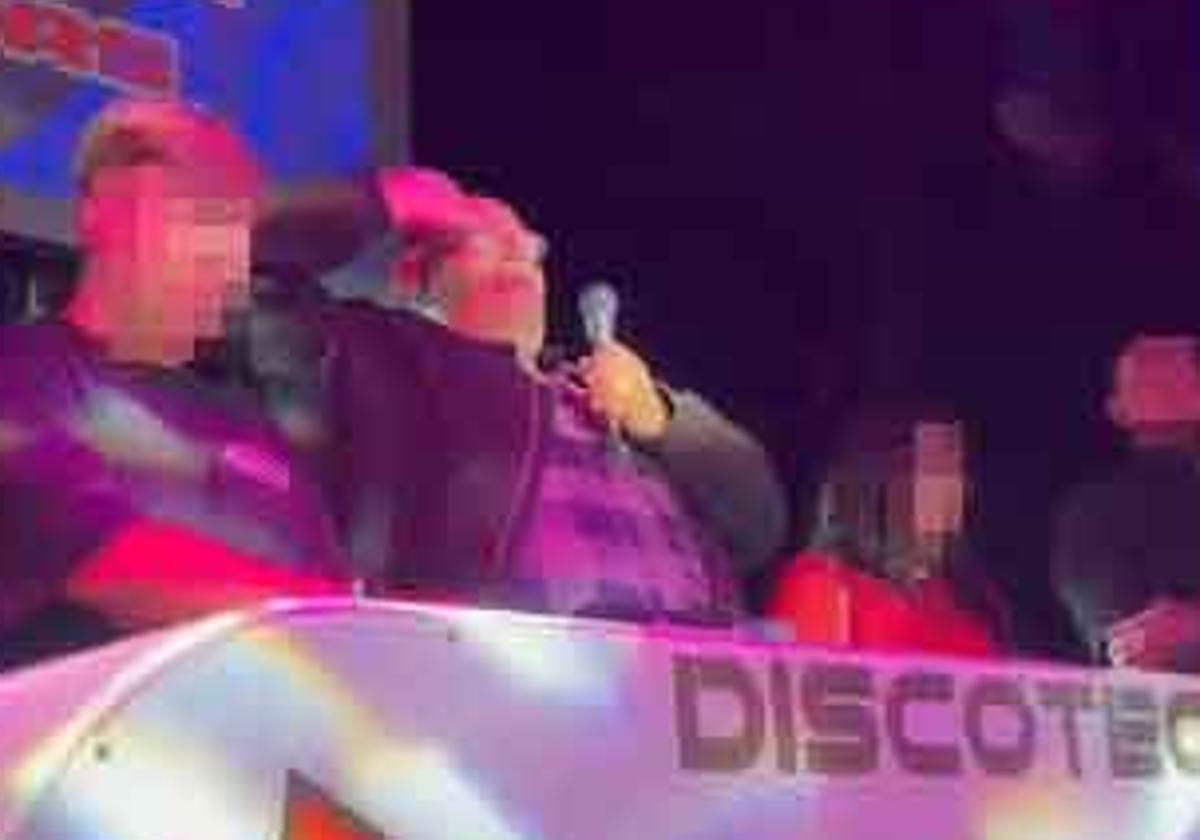 Decenas de jóvenes corean '¡Viva el caudillo!' con saludo fascista en una discoteca de Arriondas