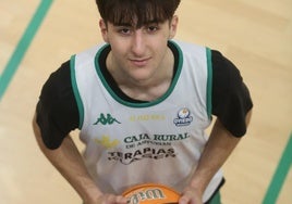 Lucas Langarita, durante un entrenamiento con el Alimerka Oviedo Baloncesto.