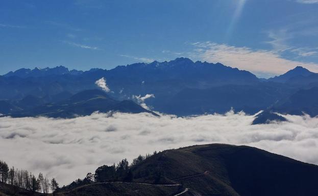 Vistas hacia los Picos de Europa desde la cumbre del Picu Arbolín