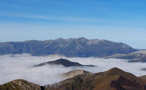 Mirando hacia la sierra del Sueve y hacia Parres desde los altos del Arbolín