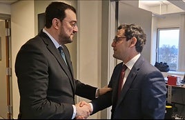 El vicepresidente de la Comisión, Stéphane Séjourné, durante su reunión con el presidente del Principado, Adrián Barbón.
