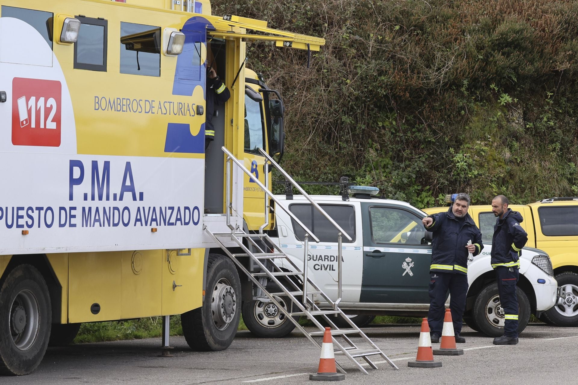 Imágenes de la búsqueda del cántabro desaparecido en el entorno de la playa de Gulpiyuri