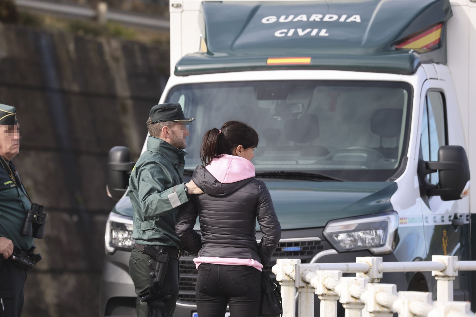 Imágenes de la búsqueda del cántabro desaparecido en el entorno de la playa de Gulpiyuri