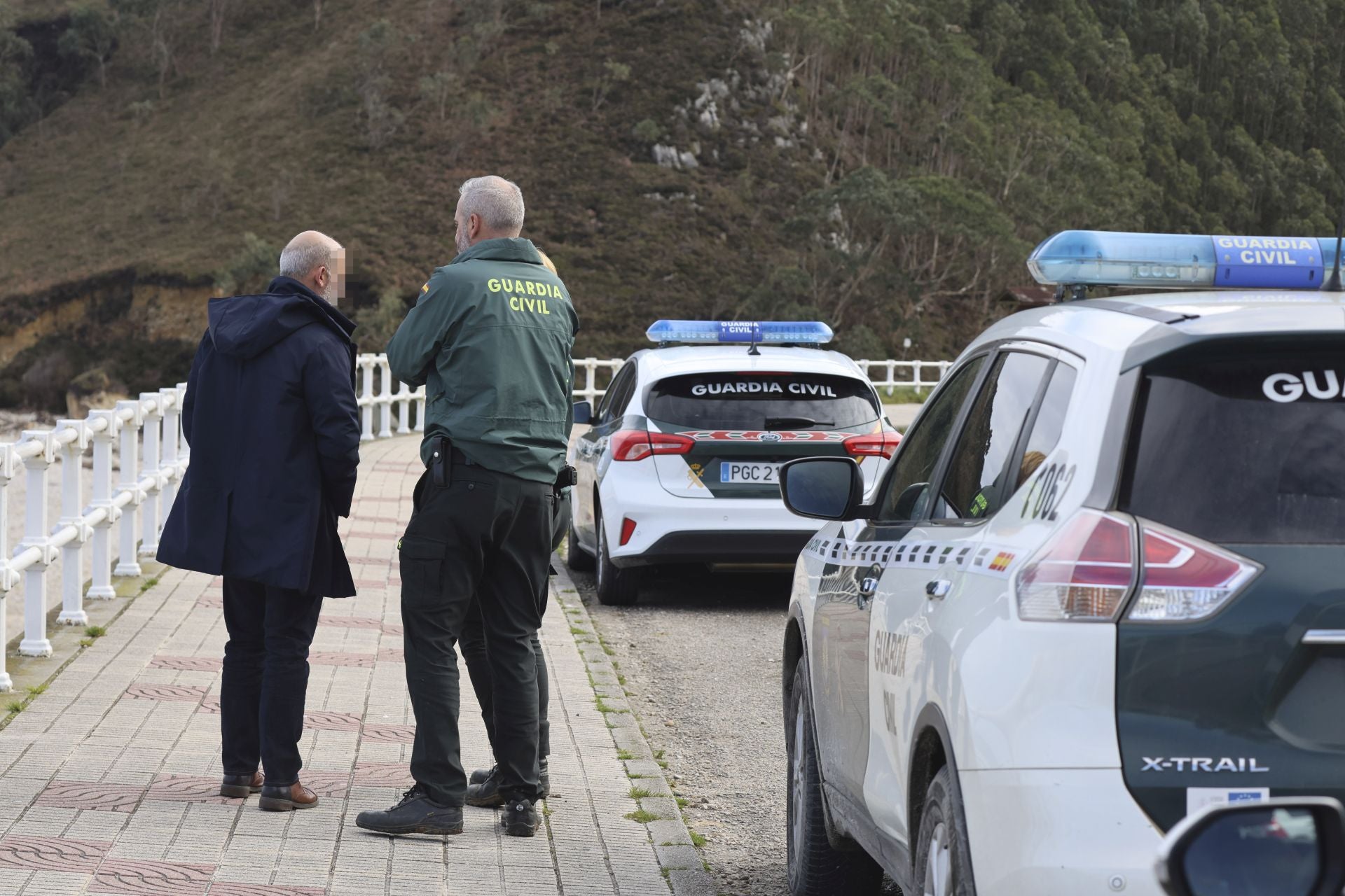 Imágenes de la búsqueda del cántabro desaparecido en el entorno de la playa de Gulpiyuri