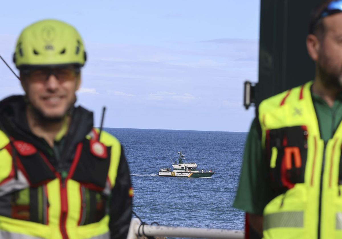 Imágenes de la búsqueda del cántabro desaparecido en el entorno de la playa de Gulpiyuri