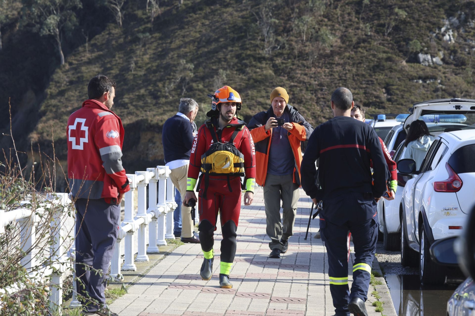 Imágenes de la búsqueda del cántabro desaparecido en el entorno de la playa de Gulpiyuri