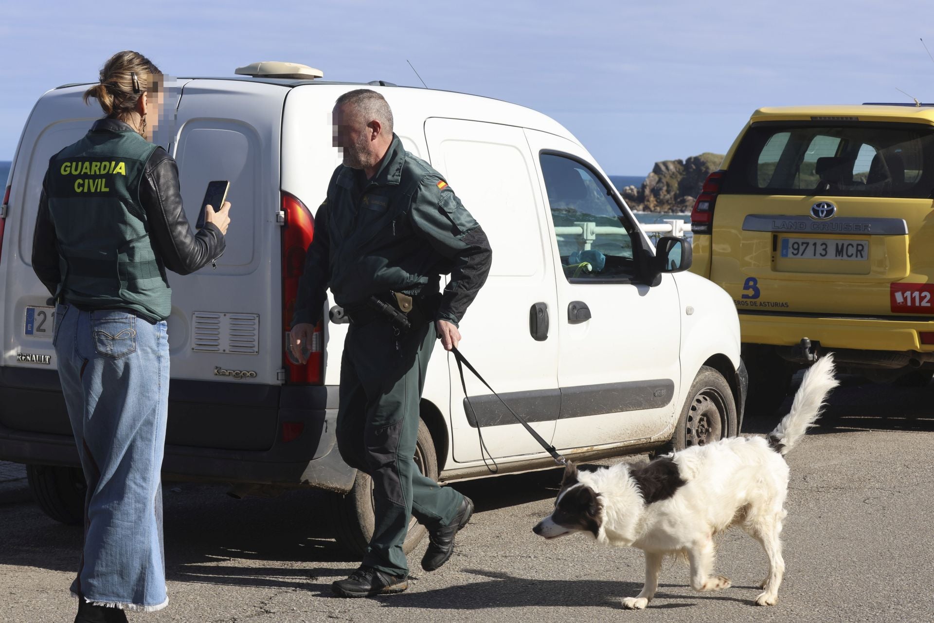 Imágenes de la búsqueda del cántabro desaparecido en el entorno de la playa de Gulpiyuri