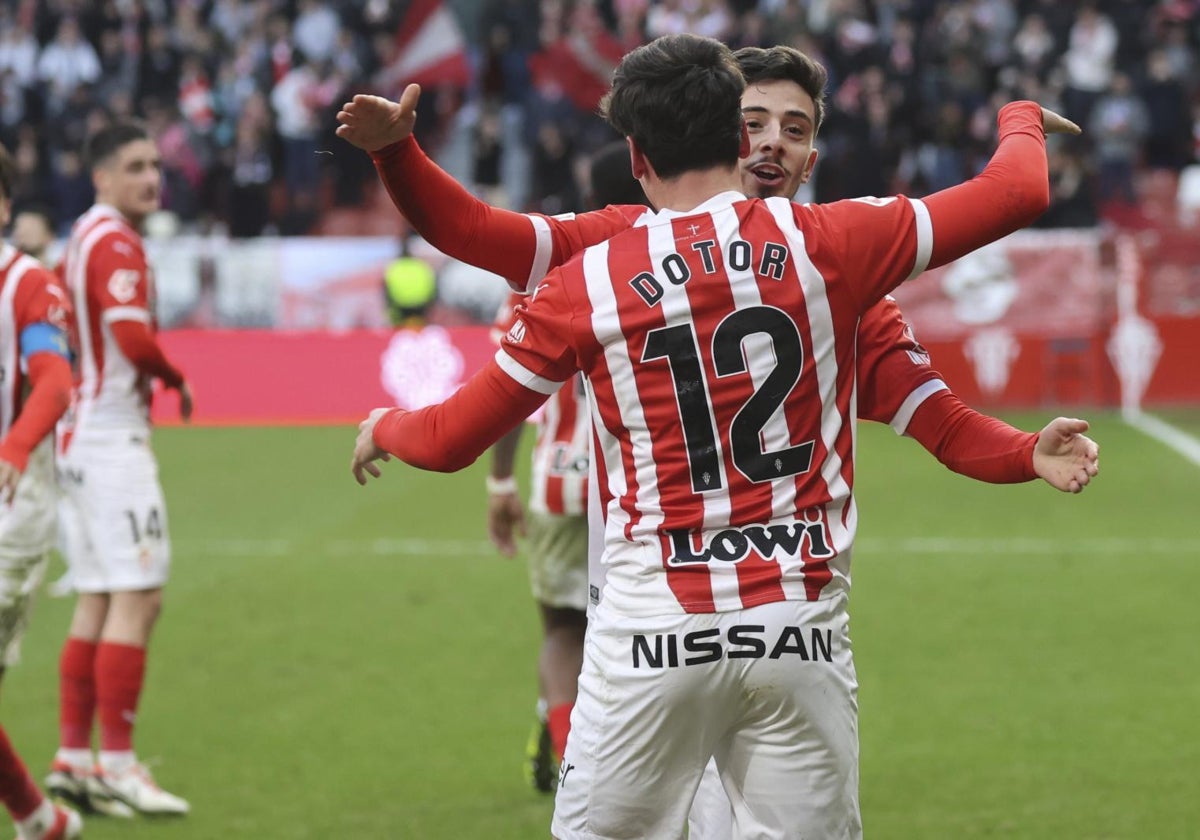 Dotor y Nico se abrazan tras el golazo contra el Burgos.