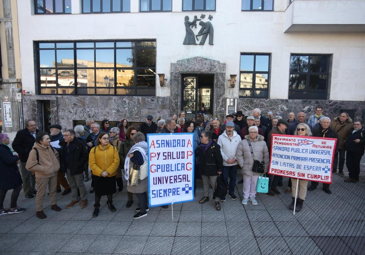 Representantes ciudadanos concentrados ante la sede del Sespa para reclamar la exclusividad de los médicos del Sespa. Mario Rojas