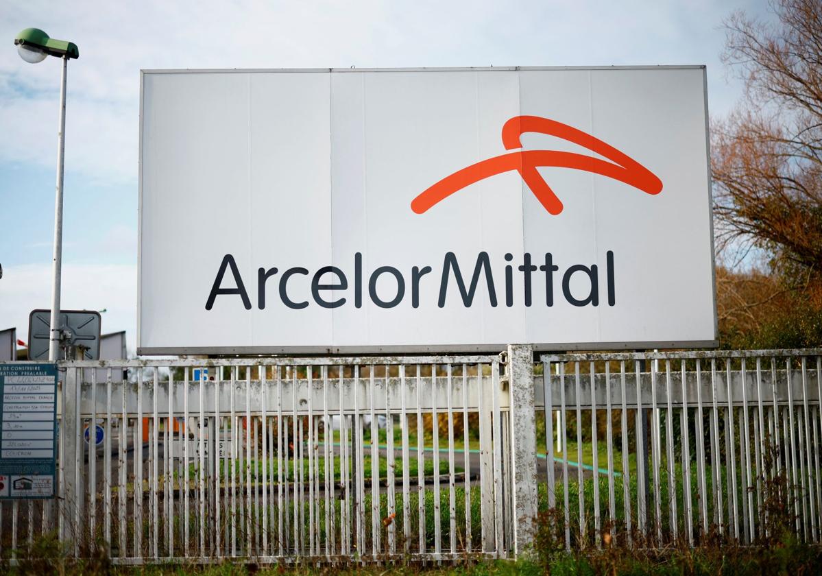 El cartel de ArcelorMittal, en la entrada de una factoría.