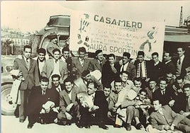 Siguiendo al Sporting. Gerardo Medina, el segundo de pie por la izquierda, junto con la peña sportinguista CasaMero en Santander .