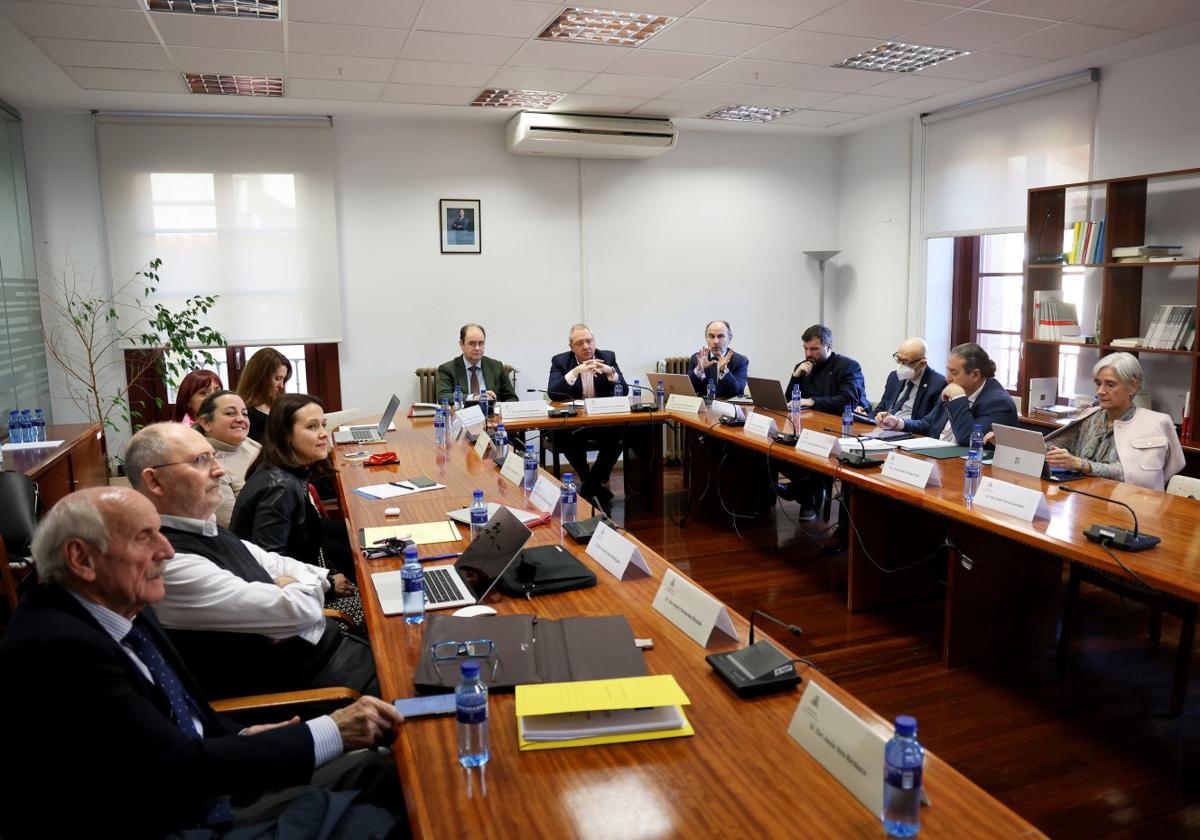 Los miembros del Consejo Social de la Universidad de Oviedo, reunidos ayer en pleno ordinario.