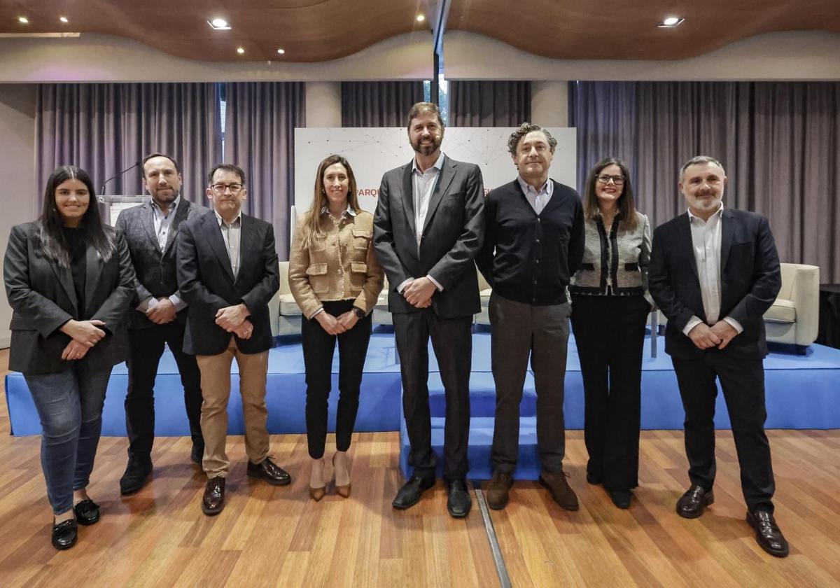 Por la izquierda, Lucía Abad (Idesa), Sergio López-Fombona (Acuña y Fombona), Ángel González (EL COMERCIO), Ángela Pumariega, José Luis Suárez (Táctica Industrial), José Ramón Miranda (Bezzier-NTI), Laura Mayordomo (EL COMERCIO) y Luis Díaz (Gijón Impulsa)