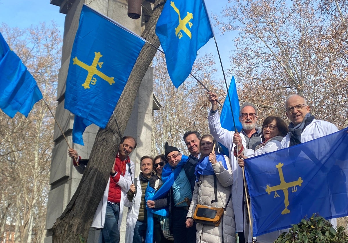 Representantes del Colegio de Médicos y del sindicato profesional Simpa, en la manifestación de Madrid contra el Ministerio de Sanidad. E.C.