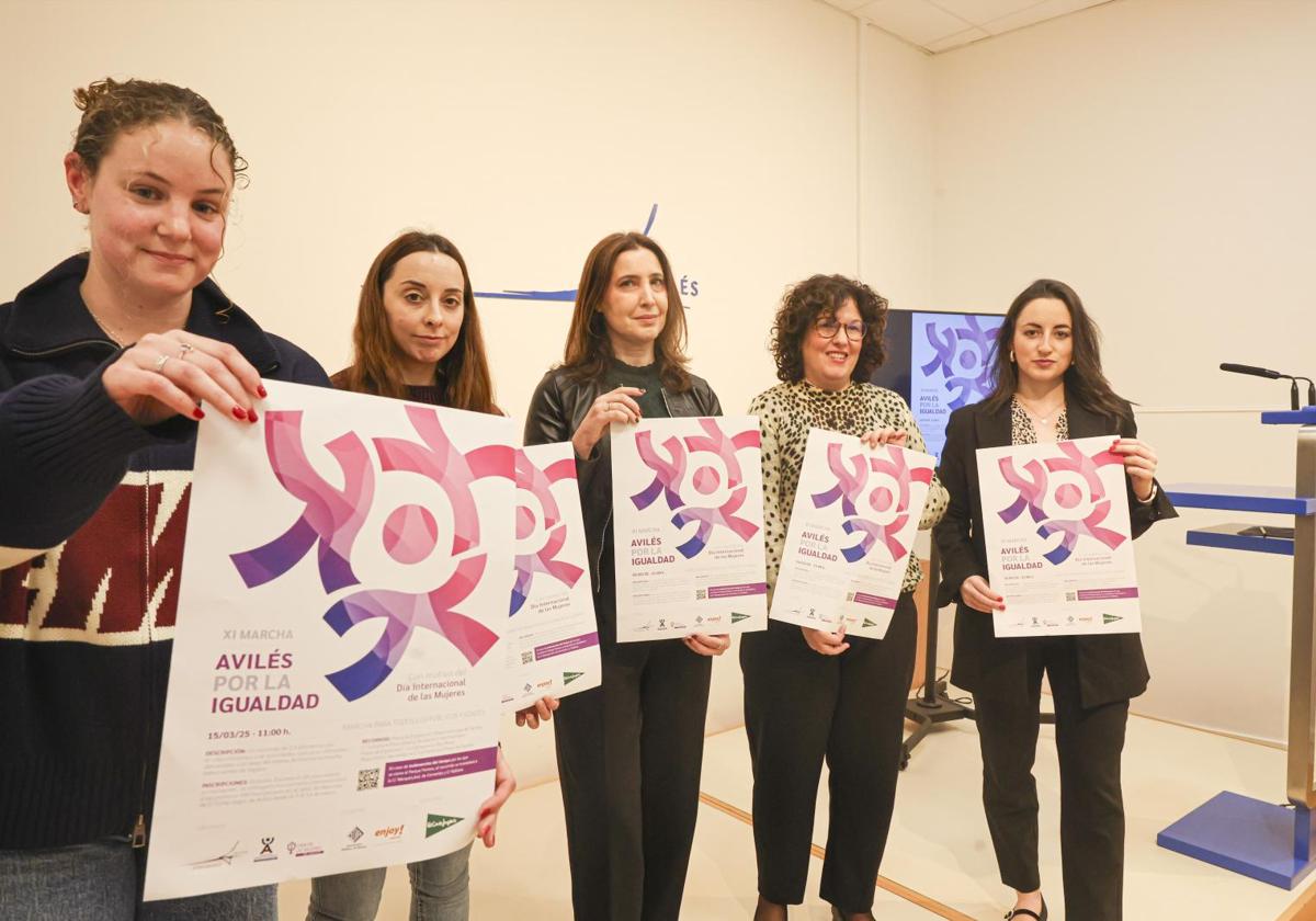 La concejala de Igualdad, Lucía Fernández Ron, segunda por la derecha, junto a las representantes de las entidades colaboradoras.