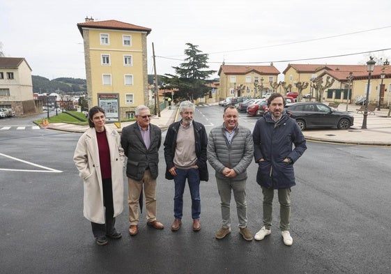 Inés Pintado Alcoba, directora de obra; el presidente vecinal, José Luis Rodríguez; Jesús Ruiz, director adjunto de Servicios Técnicos; el concejal Pelayo García y Saúl Olivares, gerente de Transfalt.