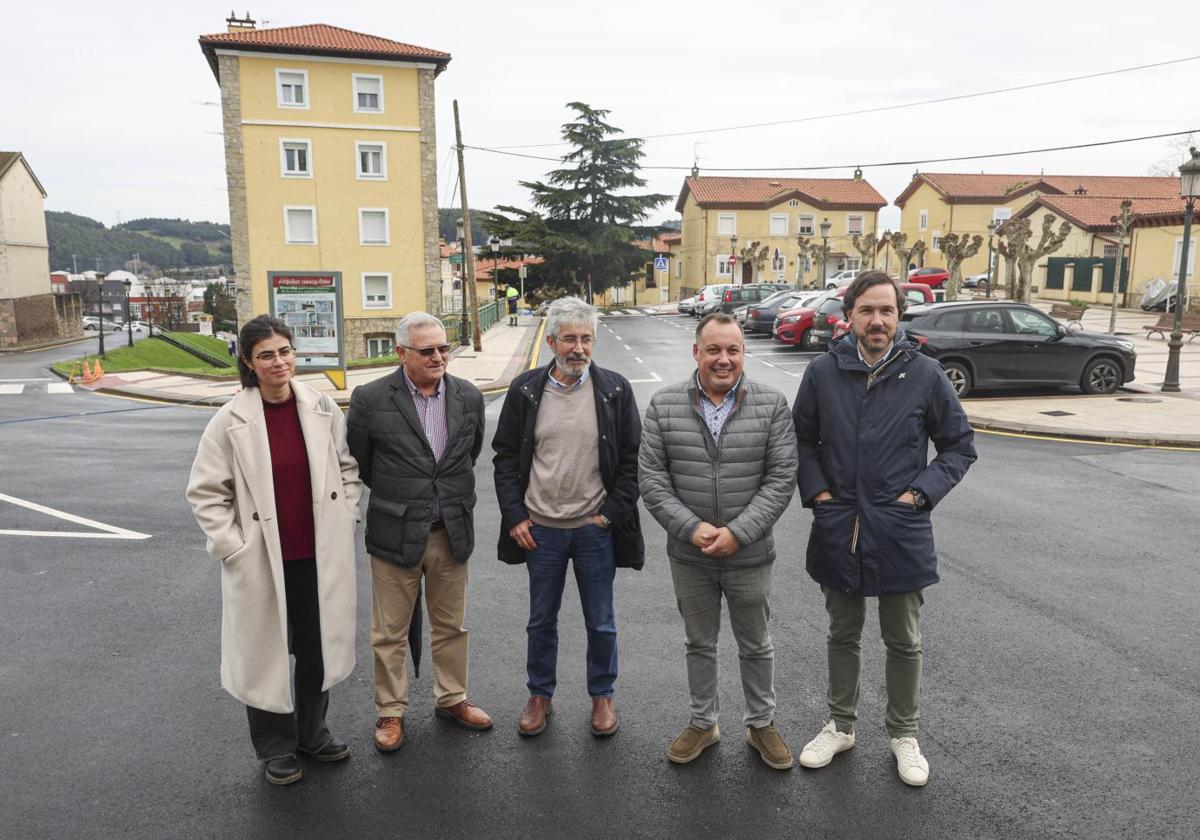 Inés Pintado Alcoba, directora de obra; el presidente vecinal, José Luis Rodríguez; Jesús Ruiz, director adjunto de Servicios Técnicos; el concejal Pelayo García y Saúl Olivares, gerente de Transfalt.