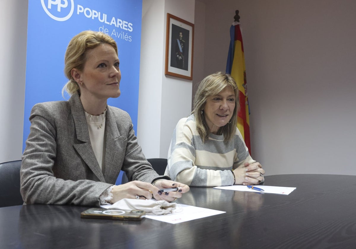 La presidenta del PP de Avilés, Estefanía Rodríguez, y su portavoz municipal, Esther Llamazares, ofrecieron una rueda de prensa para valorar la crisis de gobierno.