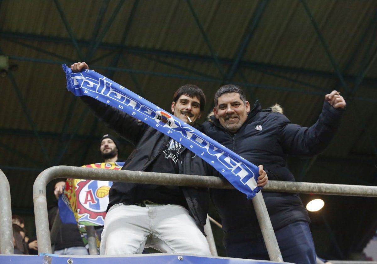 Aficionados del Real Avilés en el Suárez Puerta.