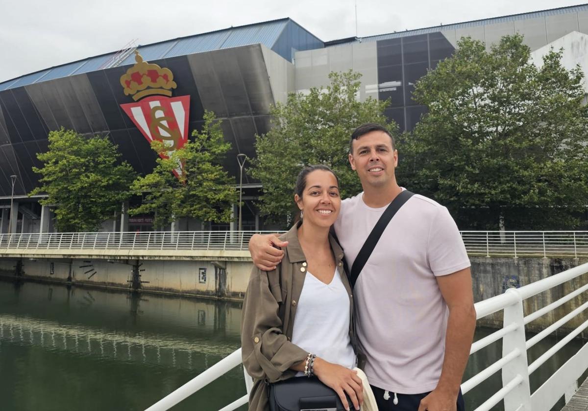 Carmelo González, junto con su esposa, Cathaysa, el pasado verano frente a El Molinón.