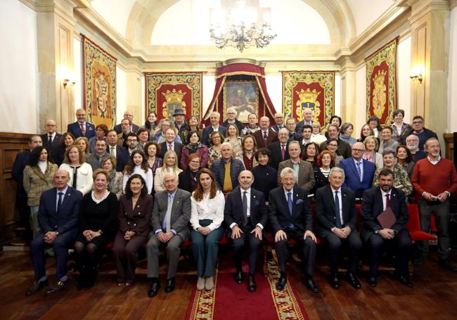 En total, 85 miembros de la Universidad de Oviedo recibieron su insignia de oro o plata.