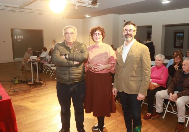 Alvaro Muñiz, presidente del Ateneo Jovellanos, y Araceli Gosende y Rubén Menéndez de la asociación Botón antes de la charla.