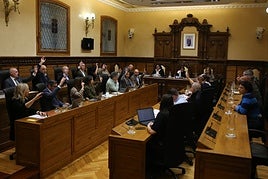 Foro, PSOE, PP, Vox y el concejal no adscrito, votando a favor de la modificación que permitirá la construcción del hospital privado.