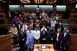 t Hemiciclo. Abdulah Arabi, Pablo Perpinya, Juan Cofiño, Abdalahe Laman, Celia Fernández y Salamu Hamudi con los 27 diputados que asistieron a la conferencia.