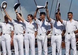 Leonor, con sus compañeros guardamarinas, saluda a su llegada a Salvador de Bahía.