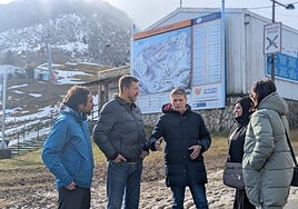 El diputado Pedro de Rueda, en Pajares, con miembros del PP de Lena.