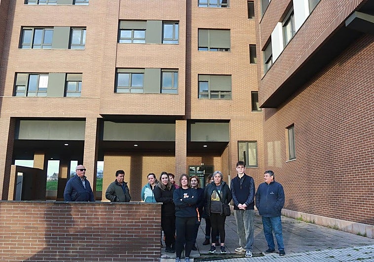Parte de los inquilinos del edificio número 3 de la calle Río Piloña, en Contrueces, que tenían suscritos contratos de alquiler con la constructora.