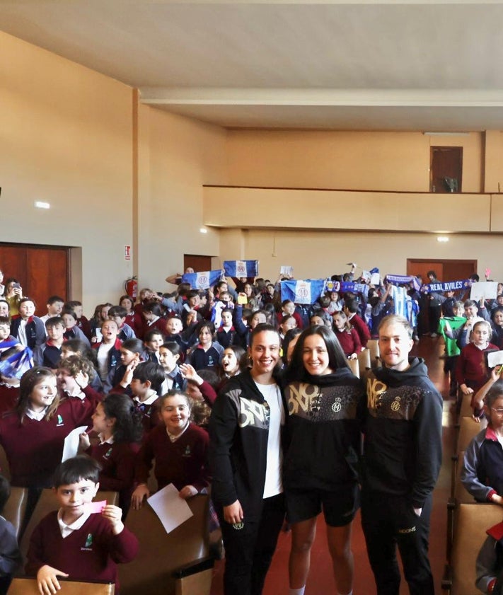 Imagen secundaria 2 - Los jugadores y jugadoras del Real Avilés, con los alumnos delo Colegio Paula Frassinetti.
