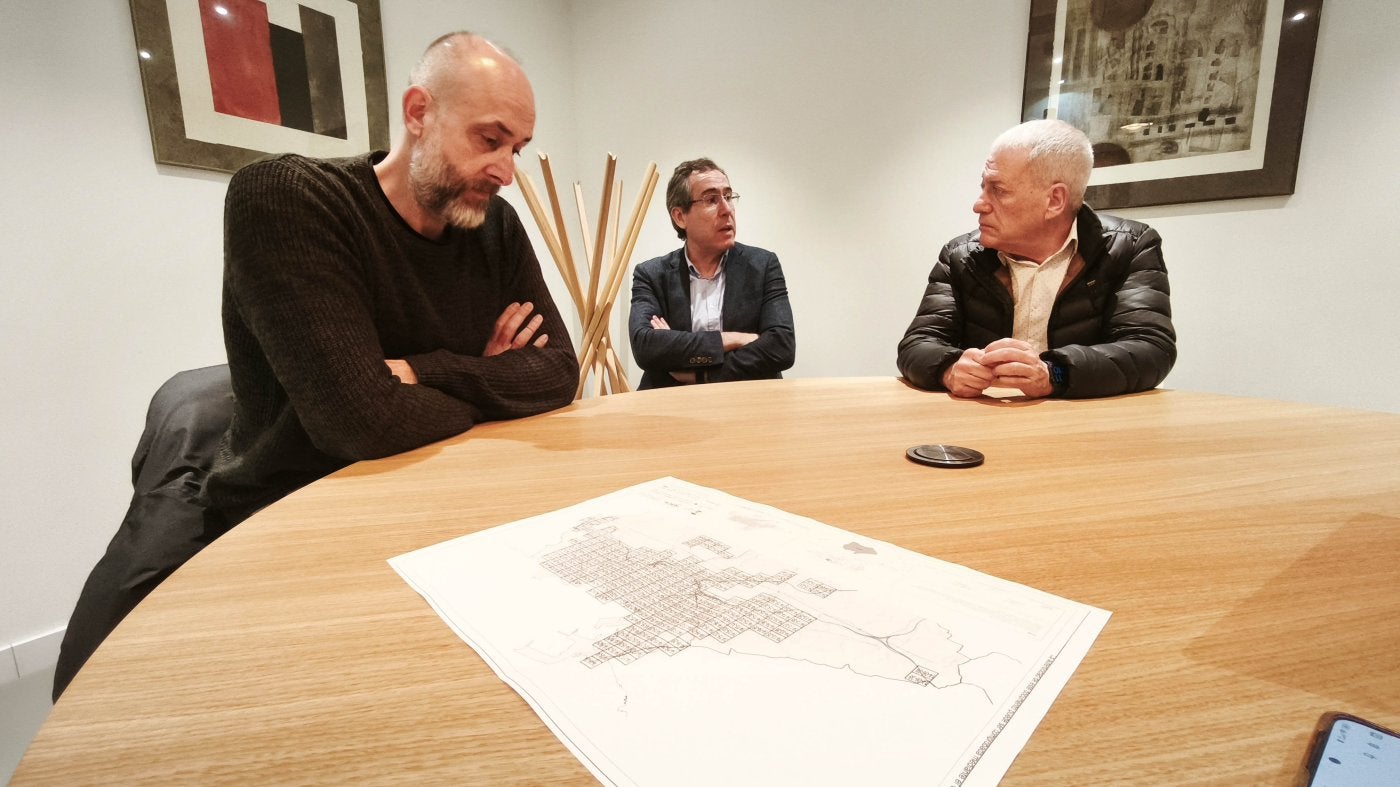 Los exconcejales David Alonso (Xixón Sí Puede), Fernando Couto (Foro) y Aurelio Martín (IU), durante el encuentro organizado por EL COMERCIO en el edificio Spaces.