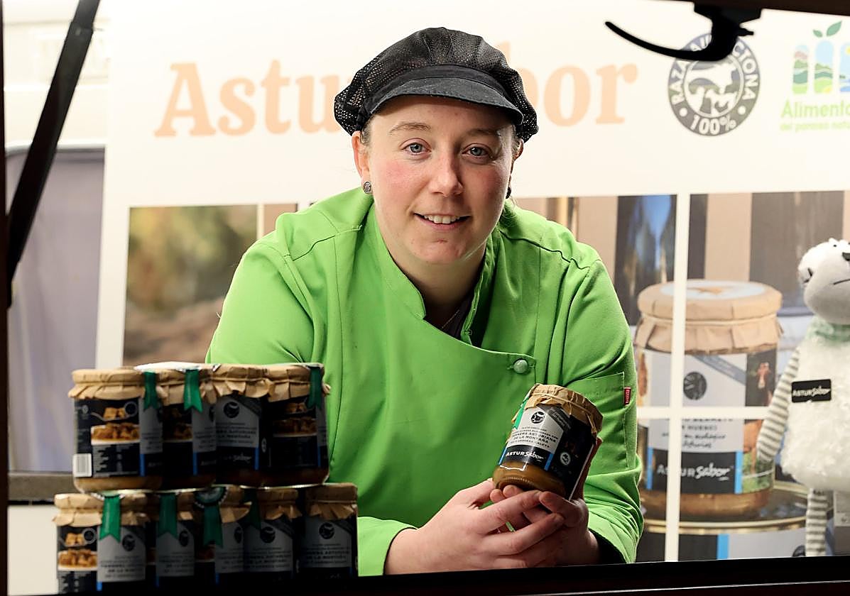 Judith Naves muestra algunos de los productos que elaboran en Astursabor.