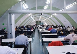 Intervención de Bomberos ayer en la calle Uría.
