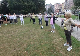 Uno de los grupos de personas mayores que realizan actividades grupales en Avilés.