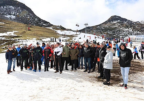 Concentración en Valgrande-Pajares para exigir más seguridad.